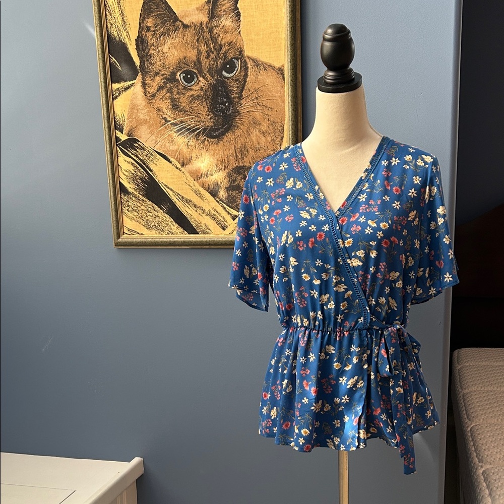 Like New Sienna Sky Blue Floral Short Sleeve Blouse Size M